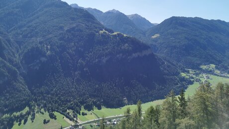 Die Aussichtsplattform Inntalblick bietet einen spektakulären Blick auf die umliegende Bergwelt von Serfaus-Fiss-Ladis | © Serfaus-Fiss-Ladis