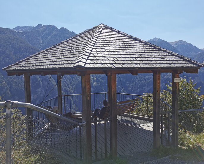 Das Aussichtspavillon Inntalblick auf dem Weg der Verliebten in Serfaus-Fiss-Ladis in Tirol Österreich | © Serfaus-Fiss-Ladis