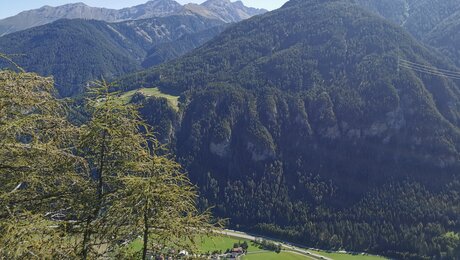 Rund um den Aussichtspavillon Inntalblick in Serfaus laden viele Relaxliegen zum Entspannen und Genießen ein  | © Serfaus-Fiss-Ladis