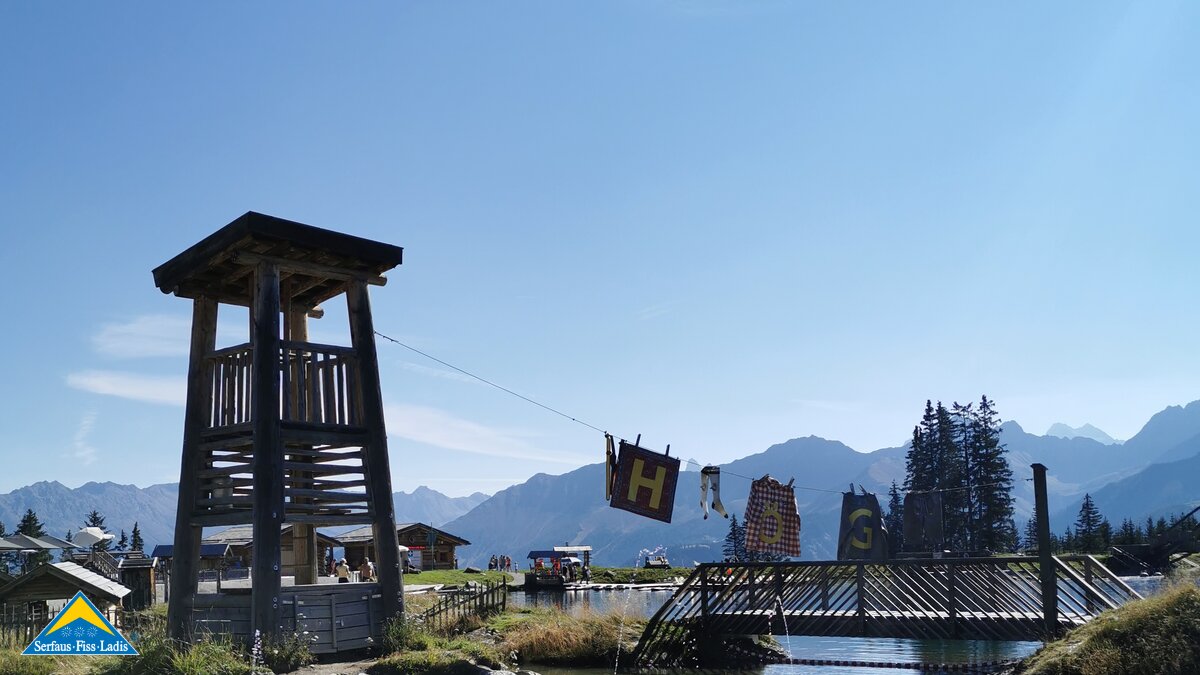 Der Aussichtsturm am Högsee in Serfaus bietet einen wunderschönen Rundblick auf das Areal und die Tiroler Bergwelt | © Serfaus-Fiss-Ladis