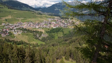 Vom Adlerhorst aus hat man einen traumhaften Blick auf Serfaus in Tirol | © Andreas Kirschner 