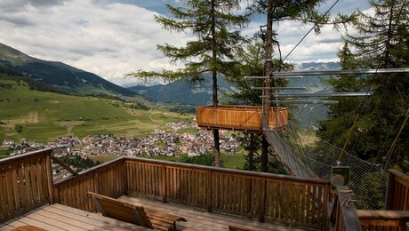 Spektakulärer Aussichtspunkt mit Blick aufs Dorf Serfaus in Tirol | © Andreas Kirschner 