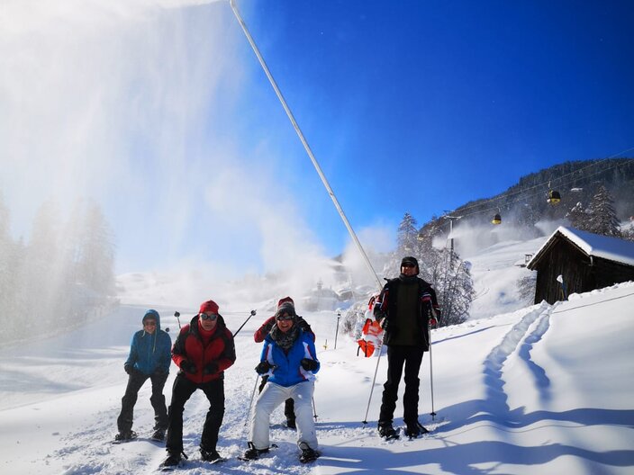 Schneeschuhwandern in Serfaus-Fiss-Ladis Tirol Österreich Schneeschuhe Gruppe Familie | © Serfaus-Fiss-Ladis Marketing GmbH