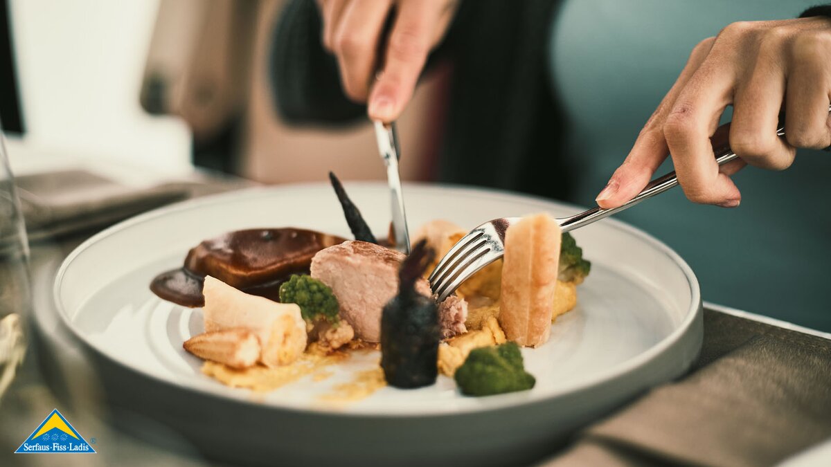 Genussgondel Fiss buchen Frühstücken Mittagessen in der Schönjochbahn Sommer Familienregion Serfaus-Fiss-Ladis in Tirol | © Fisser Bergbahnen GmbH | christianwaldegger.com