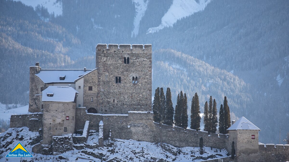 Burg Laudeck Laudegg Schloss Ladis Eislaufen Schlossweiher Burgführungen Sommer Familienregion Serfaus-Fiss-Ladis in Tirol | © Serfaus-Fiss-Ladis Marketing GmbH | Andreas Kirschner