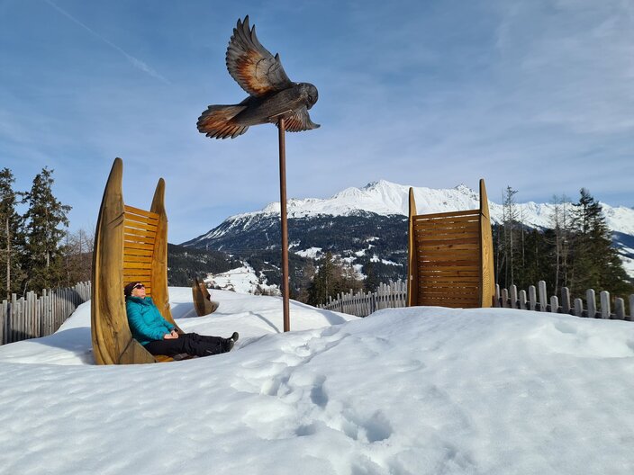 Der Rastplatz neben dem Wodeturm in Serfaus-Fiss-Ladis bietet zahlreiche ergonomische Liegen zum Ausruhen und punktet mit einem tollen Ausblick auf die familienfreundliche Bergwelt von Serfaus-Fiss-Ladis. | © Serfaus-Fiss-Ladis Marketing GmbH