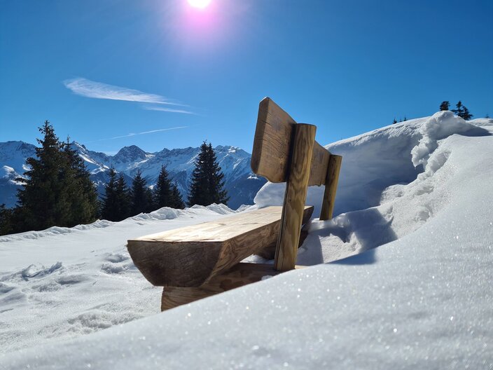 Auf dieser aussichtsreichen Genussbank, kann man gut eine Pause einlegen, wenn man gerade den Fisser Kraft- und Sinnesweg erwandert. Diese Wanderung in Serfaus-Fiss-Ladis kann im Winter, als auch im Sommer unternommen werden. | © Serfaus-Fiss-Ladis Marketing GmbH