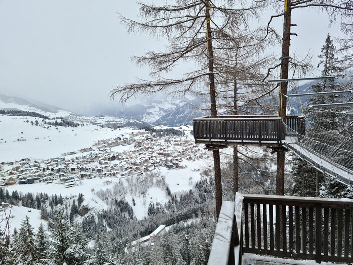 Die Aussichtsplattform Adlerhorst im Winter, erreichbar über den Six Senses - Genusserlebnisweg der Sinne, mit einem fantastischen Ausblick auf das Dorf Serfaus in der Familienregion Serfaus-Fiss-Ladis in Tirol | © Serfaus-Fiss-Ladis Marketing GmbH
