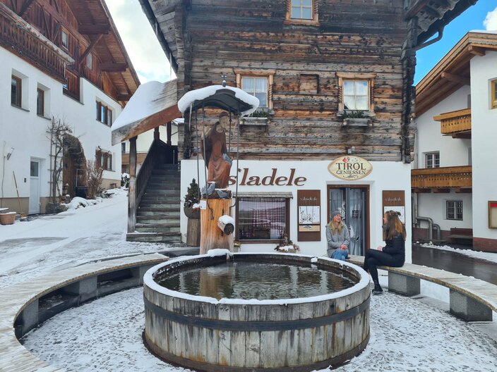 Bank neben dem Dorfbrunnen Serfaus, die zum gemuetlichen Beisammensitzen in der familienfreundlichen Region Serfaus-Fiss-Ladis einlädt | © Serfaus-Fiss-Ladis Marketing GmbH