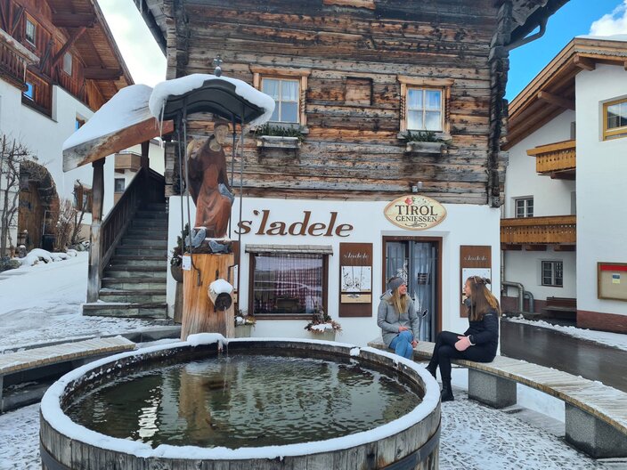 Eine gemütliche Sitzbank, neben dem Dorfbrunnen in Serfaus in der familienfreundlichen Region Serfaus-Fiss-Ladis in Tirol | © Serfaus-Fiss-Ladis Marketing GmbH