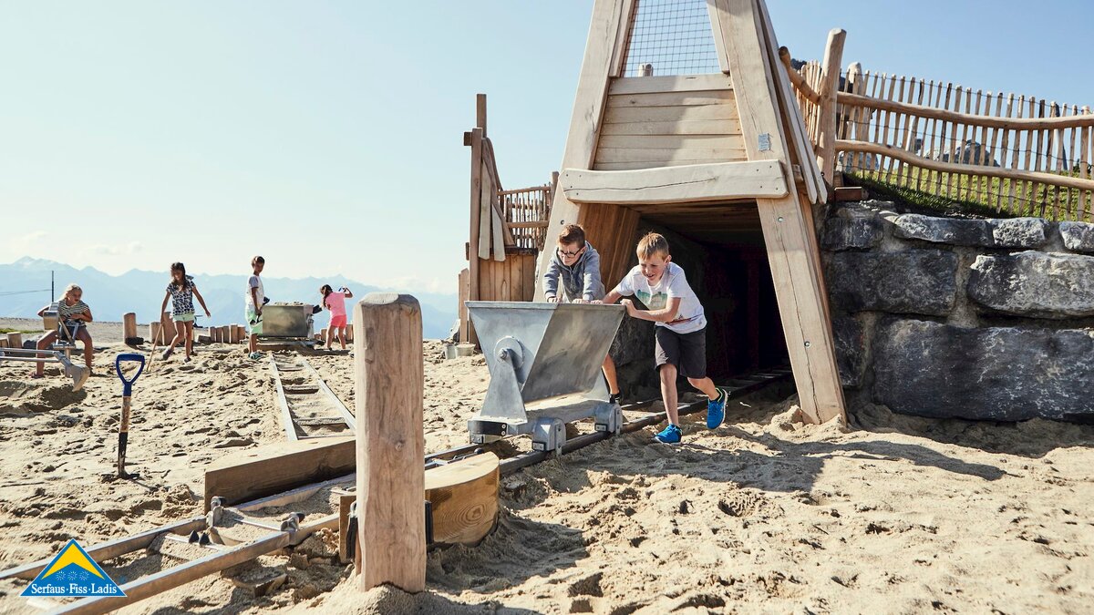 Spielplatz mit Sand Bergstation Schönjochbahn Fisser Joch Kinder-Bergwerk Goldener-Mann-Weg | © Serfaus-Fiss-Ladis Marketing GmbH | chrisitanwaldegger.com