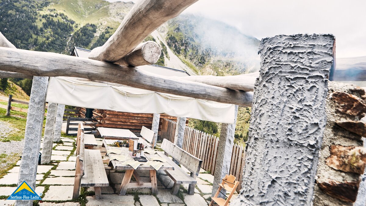 Grillstation Schöngampalm Barbecue Bergrestaurant Grillplatz Fisser Nordseite buchen Familienregion Serfaus-Fiss-Ladis Tirol | © Serfaus-Fiss-Ladis Marketing GmbH | christianwaldegger.com