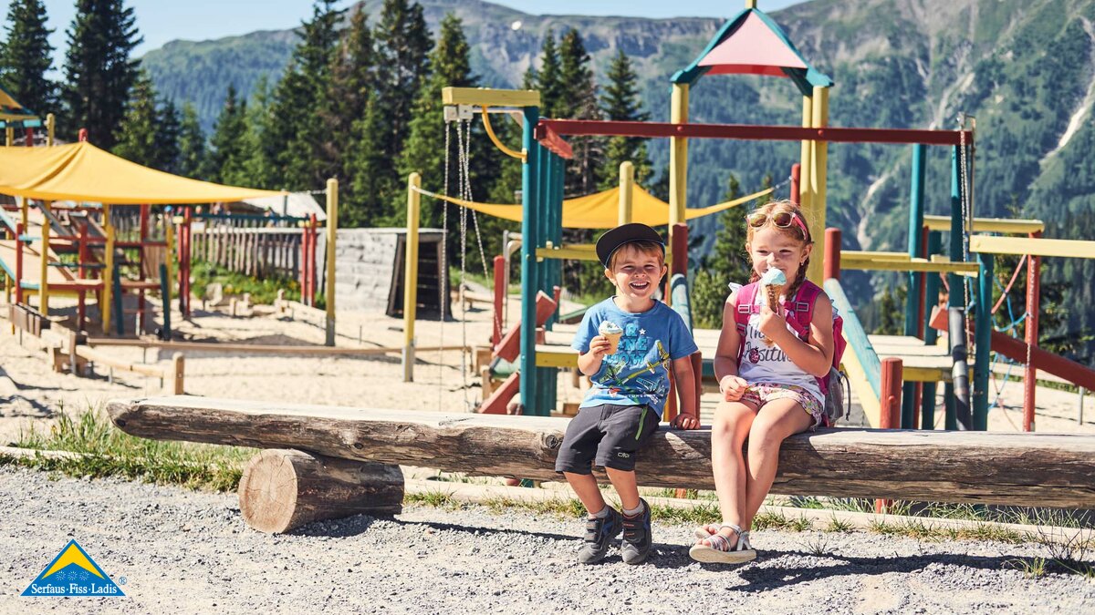 Murmliwasser Abenteuerspielplatz mit Murmeltieren Kiosk am Komperdell Familienregion Serfaus-Fiss-Ladis in Tirol | © Seilbahn Komperdell GmbH | christianwaldegger.com