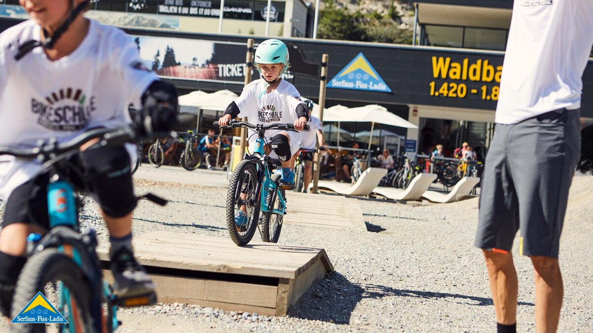 Bikepark Serfaus-Fiss-Ladis Tirol Bikeschule für Kinder Techniktraining Übungsgelände Talstation Waldbahn | © Serfaus-Fiss-Ladis Marketing GmbH | christianwaldegger.com