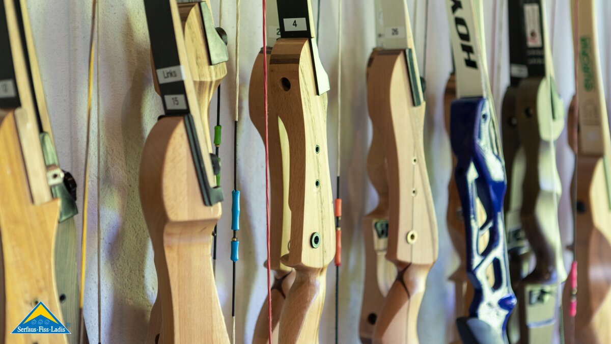 Bogenschießen mit der Familie Parcours im Wald outdoor Familienregion Serfaus-Fiss-Ladis Tirol | © Serfaus-Fiss-Ladis Marketing GmbH | Andreas Kirschner