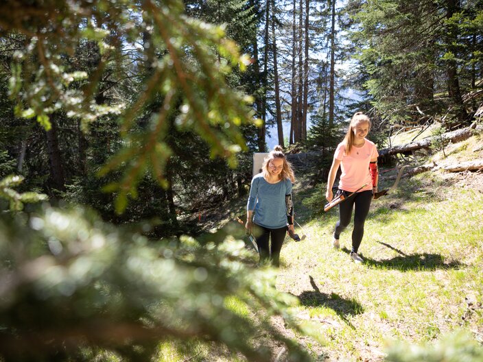 Bogenschießen im Wald Familienregion Serfaus-Fiss-Ladis Tirol Sommerurlaub mit der ganzen Familie | © Serfaus-Fiss-Ladis Marketing GmbH | Andreas Kirschner