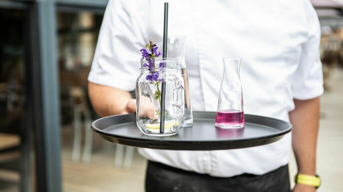 Erfrischende Kräuter-Limonade im Bergrestaurant Seealm Hög in der familienfreundlichen Urlaubsregion Serfaus-Fiss-Ladis in Tirol in Österreich | © Serfaus-Fiss-Ladis Marketing GmbH | Rene Raggl