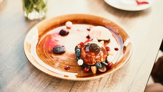 Dessert mit selbstgemachtem Eis im Bergrestaurant Schöngampalm in der familienfreundlichen Destination Serfaus-Fiss-Ladis in Tirol in Österreich | © Serfaus-Fiss-Ladis Marketing GmbH I christianwaldegger.com