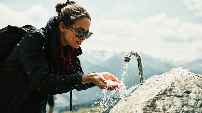 Erfrischendes Bergquellwasser für Wanderer am Quellenweg in der familienfreundlichen Wanderregion Serfaus-Fiss-Ladis in Tirol in Österreich | © Serfaus-Fiss-Ladis Marketing GmbH I christianwaldegger.com