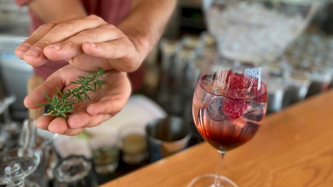 Zubereitung Getränk "Raspberry meets Tonic" in der Möseralm im Sommer-Funpark Fiss in der familienfreundlichen Urlaubsregion Serfaus-Fiss-Ladis in Tirol in Österreich | © Serfaus-Fiss-Ladis Marketing GmbH