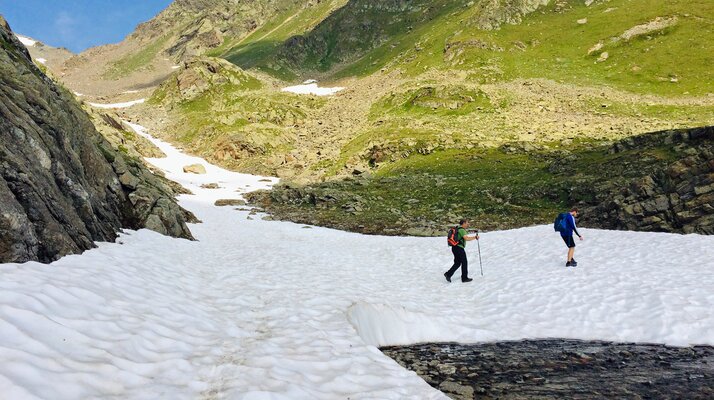 Ein Schneefeld auf dem Wanderweg "Murmeltiersteig" in Richtung Furglersee in der familienfreundlichen Urlaubsregion Serfaus-Fiss-Ladis in Tirol in Österreich | © Serfaus-Fiss-Ladis Marketing GmbH