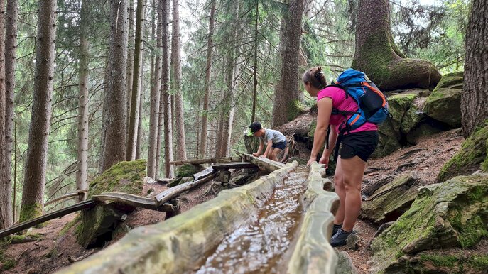 Die Stationen des Wasserwandersteiges in der familienfreundlichen Urlaubsregion in Serfaus-Fiss-Ladis in Tirol in Österreich laden zum Spielen ein | © Serfaus-Fiss-Ladis Marketing GmbH