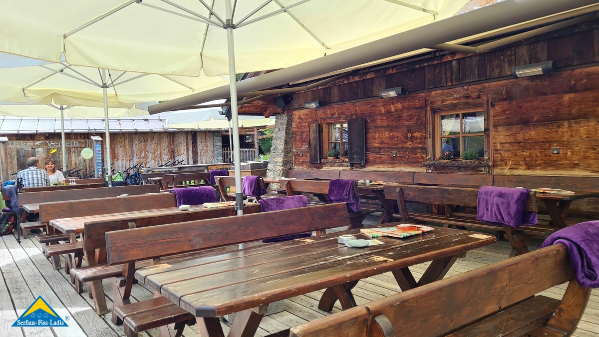 Die Terrasse vom Bergrestaurant Schöngampalm in der familienfreundlichen Urlaubsregion Serfaus-Fiss-Ladis in Tirol in Österreich | © Serfaus-Fiss-Ladis Marketing GmbH