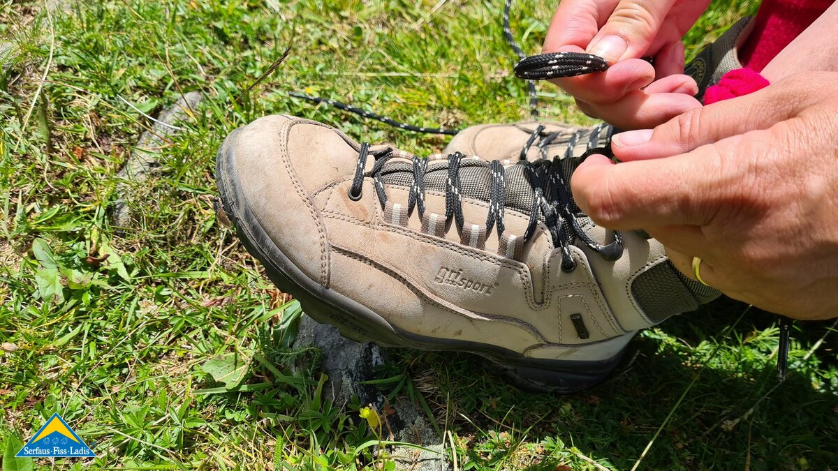 Bergschuhe schnüren für eine Wanderung in der familienfreundlichen Urlaubsregion in Serfaus-Fiss-Ladis in Tirol in Österreich | © Serfaus-Fiss-Ladis Marketing GmbH