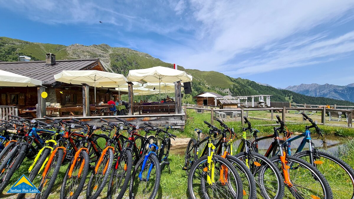 Fahrradverleih für das Angebot Hike & Bike beim Bergrestaurant Schöngampalm in der familienfreundlichen Urlaubsregion Serfaus-Fiss-Ladis in Tirol in Österreich | © Serfaus-Fiss-Ladis Marketing GmbH