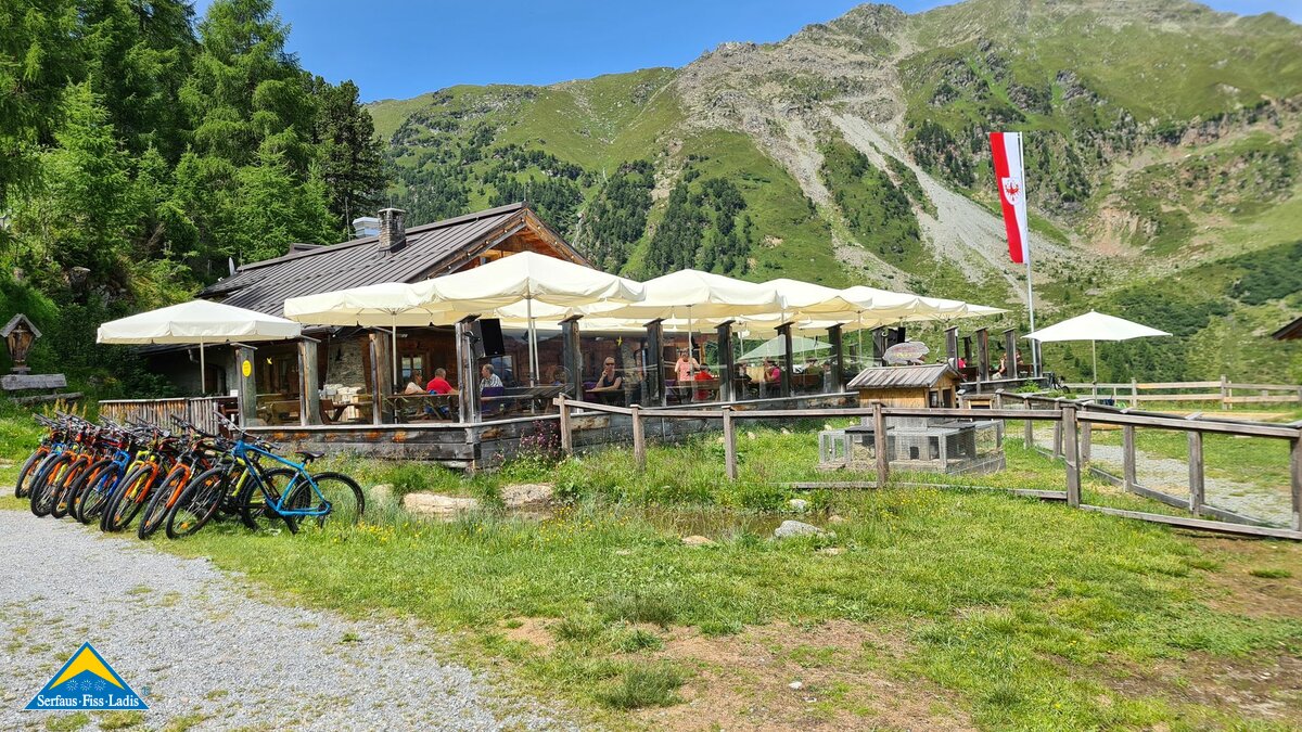 Das Bergrestaurant Schöngampalm in der familienfreundlichen Urlaubsregion Serfaus-Fiss-Ladis in Tirol in Österreich | © Serfaus-Fiss-Ladis Marketing GmbH