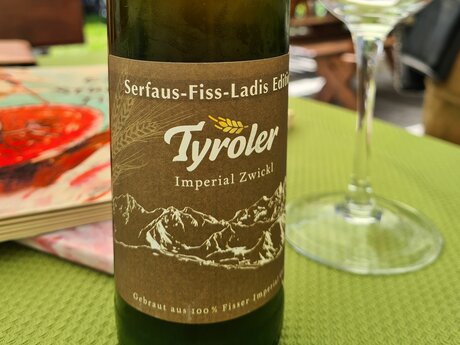 Bei einer Einkehr in das Bergrestaurant Schöngampalm in der familienfreundlichen Urlaubsregion Serfaus-Fiss-Ladis in Tirol in Österreich gibt es das Bier Tyroler Imperial Zwickl hergestellt aus der Fisser Imperial Gerste | © Serfaus-Fiss-Ladis Marketing GmbH