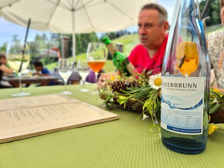 Das Tiroler Sauerbrunn Wasser gibt es auch bei einer Einkehr in das Bergrestaurant Schöngampalm in der familienfreundlichen Urlaubsregion Serfaus-Fiss-Ladis in Tirol in Österreich | © Serfaus-Fiss-Ladis Marketing GmbH
