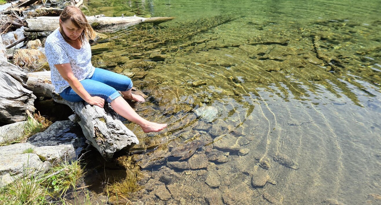 Der Urgsee in Serfaus-Fiss-Ladis lädt zum Abkühlen der Füße ein | © Serfaus-Fiss-Ladis Marketing GmbH