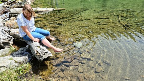 Der Urgsee in Serfaus-Fiss-Ladis lädt zum Abkühlen der Füße ein | © Serfaus-Fiss-Ladis Marketing GmbH
