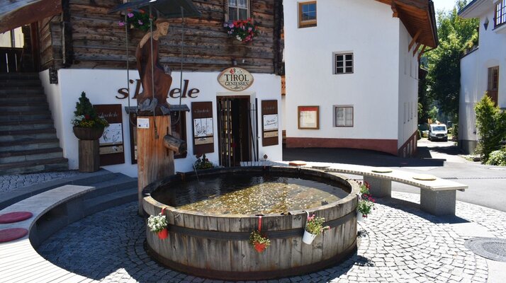 Der Dorfbrunnen im malerischen Ort Serfaus in der Familienregion Seraus-Fiss-Ladis in Tirol in Österreich | © Serfaus-Fiss-Ladis Marketing GmbH