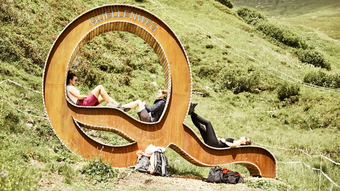 Rast beim "Quellenweg", einem Wanderweg in der familienfreundlichen Region Serfaus-Fiss-Ladis in Tirol in Österreich | © Serfaus-Fiss-Ladis Marketing GmbH I christianwaldegger.com