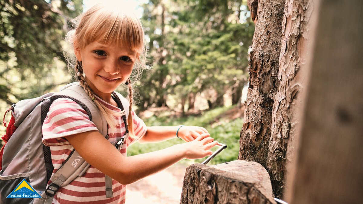 Spielestation im Naturdenkmal Fisser Gonde in der familienfreundlichen Urlaubsregion Serfaus-Fiss-Ladis in Tirol in Österreich. | © Serfaus-Fiss-Ladis Marketing GmbH I christianwaldegger.com