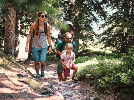 Wandern mit der ganzen Familie im Naturdenkmal Fisser Gonde in der familienfreundlichen Urlaubsregion Serfaus-Fiss-Ladis in Tirol in Österreich. | © Serfaus-Fiss-Ladis Marketing GmbH I christianwaldegger.com