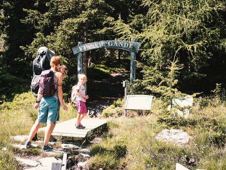 Eingangsportal zum Natur Themensteig Fisser Gonde in der familienfreundlichen Urlaubsregion Serfaus-Fiss-Ladis in Tirol in Österreich. | © Serfaus-Fiss-Ladis Marketing GmbH I christianwaldegger.com