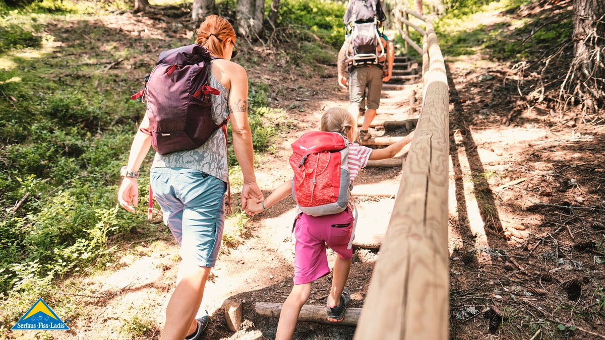 Die Holztreppen im Naturdenkmal Fisser Gonde in der familienfreundlichen Urlaubsregion Serfaus-Fiss-Ladis in Tirol in Österreich. | © Serfaus-Fiss-Ladis Marketing GmbH I christianwaldegger.com