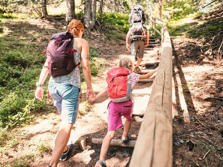 Die Holztreppen im Naturdenkmal Fisser Gonde in der familienfreundlichen Urlaubsregion Serfaus-Fiss-Ladis in Tirol in Österreich. | © Serfaus-Fiss-Ladis Marketing GmbH I christianwaldegger.com