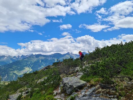 Ausblick auf die Fisser Gonde und die umliegende Bergwelt in der familienfreundlichen Urlaubsregion Serfaus-Fiss-Ladis in Tirol in Österreich | © Serfaus-Fiss-Ladis Marketing GmbH