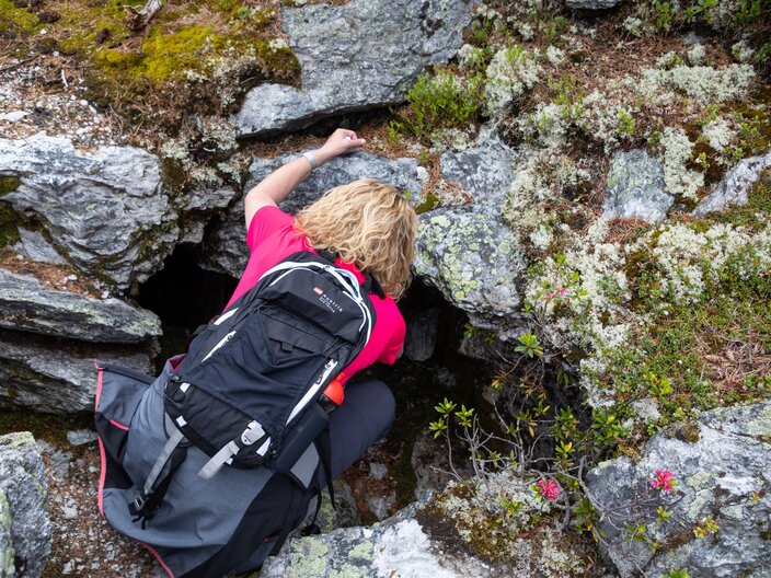 Höhlen zwischen den Felsblöcken im Naturdenkmal Fisser Gonde in der familienfreundlichen Urlaubsregion Serfaus-Fiss-Ladis in Tirol in Österreich zu finden ist. | © Serfaus-Fiss-Ladis Marketing GmbH I Andreas Kirschner