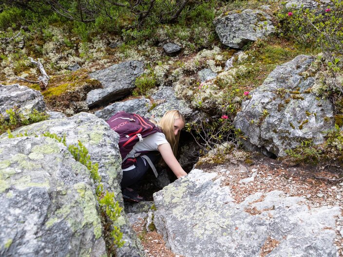 Höhlen zwischen den Felsblöcken im Naturdenkmal Fisser Gonde in der familienfreundlichen Urlaubsregion Serfaus-Fiss-Ladis in Tirol in Österreich. | © Serfaus-Fiss-Ladis Marketing GmbH I Andreas Kirschner
