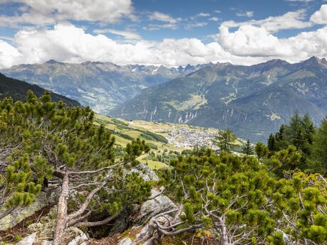 Blick auf das Dorf Fiss vom Naturdenkmal Fisser Gonde in Serfaus Fiss Ladis in Tirol | © Serfaus-Fiss-Ladis Marketing GmbH
