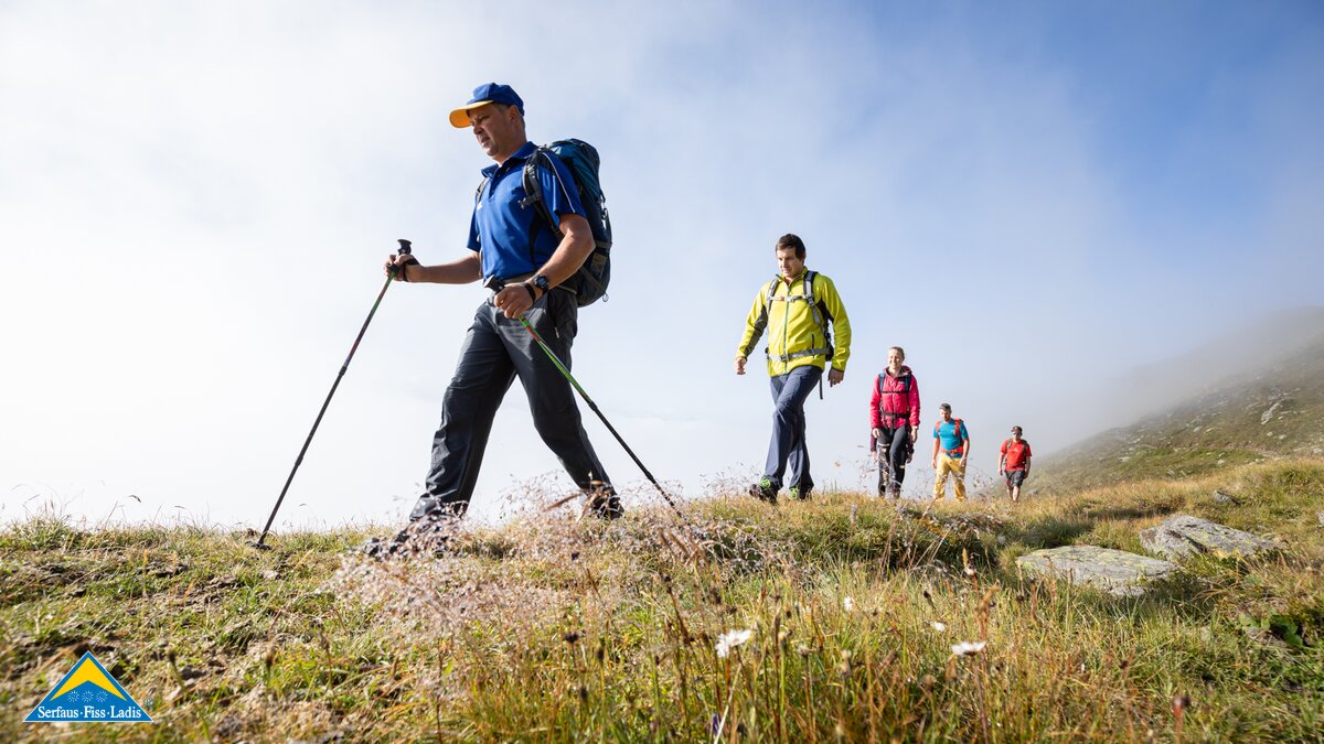 Geführte Wanderung Gregor Tschuggmal aus Serfaus leitet Gruppe durch die Berge von Serfaus-Fiss-Ladis in Tirol | © Serfaus-Fiss-Ladis Marketing GmbH | Andreas Kirschner