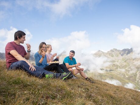 Wanderpause am Berg marenden in der Natur Familienregion Serfaus-Fiss-Ladis in Tirol | © Serfaus-Fiss-Ladis Marketing GmbH | Andreas Kirschner