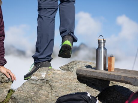 Ausrüstung Wanderung in den Bergen Schnaps Trinkfalsche Wanderregion Serfaus-Fiss-Ladis in Tirol | © Serfaus-Fiss-Ladis Marketing GmbH | Andreas Kirschner
