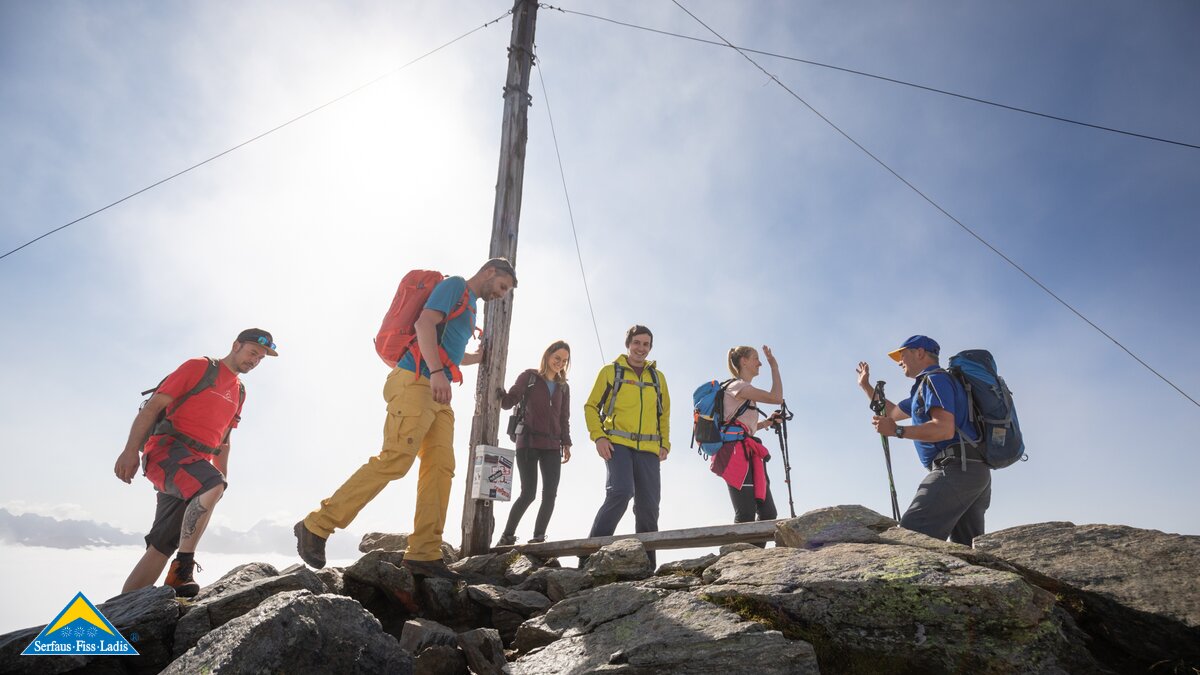 Wanderung mit Gipfelkreuz Oberer Sattelkopf Gratwanderung Serfaus-Fiss-Ladis in Tirol | © Serfaus-Fiss-Ladis Marketing GmbH | Andreas Kirschner