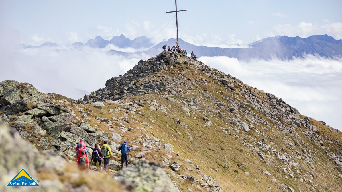 Gratwanderung mit Gipfelkreuz in der Familienregion Serfaus-Fiss-Ladis in Tirol | © Serfaus-Fiss-Ladis Marketing GmbH | Andreas Kirschner